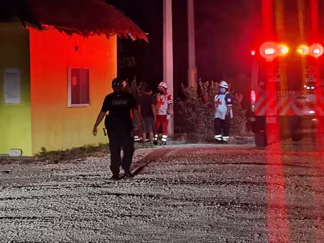 Al lugar llegaron paramédicos de la Cruz Roja quienes le dieron los primeros auxilios al joven velador