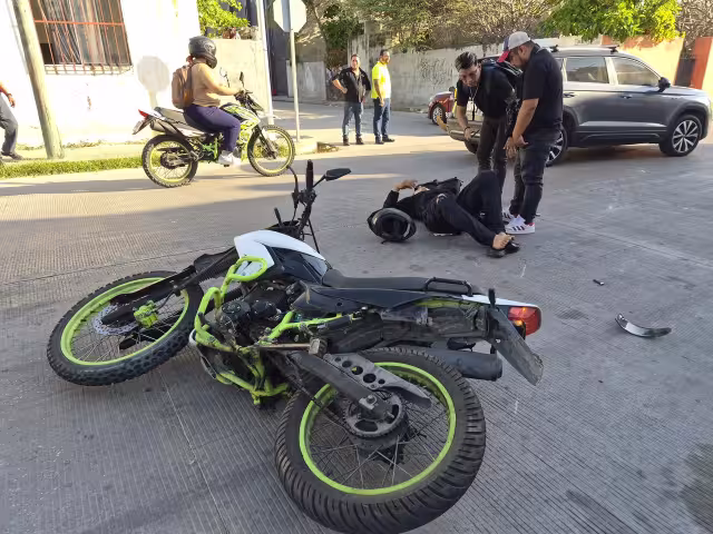 Un motociclista resultó lesionado tras un accidente en la colonia Justo Sierra.