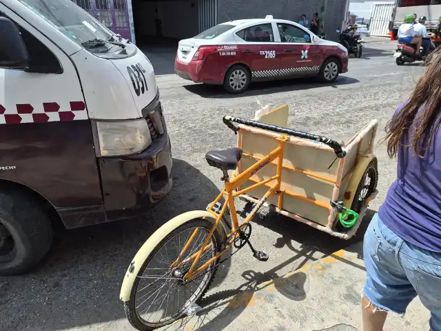 Conductor de colectiva impacta triciclo estacionado en el centro