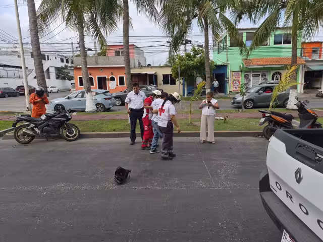 Un motociclista resultó lesionado tras ser impactado por una camioneta en Periférica Norte.