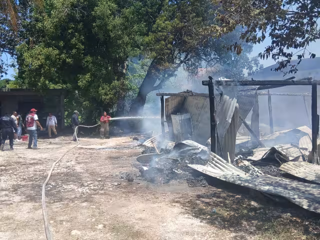 Fuego consume vivienda y alcanza camioneta en Escárcega