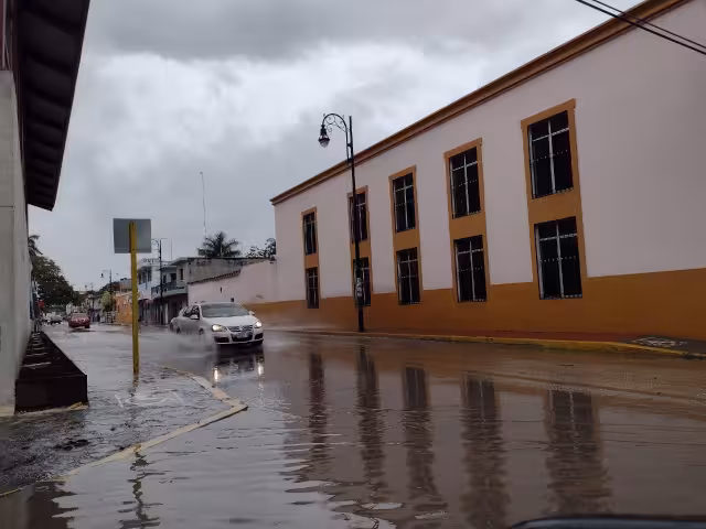 Algunas calles lucían inundadas por las fuertes lluvias que caen desde las primeras horas de esye 3 de enero en Q.Roo
