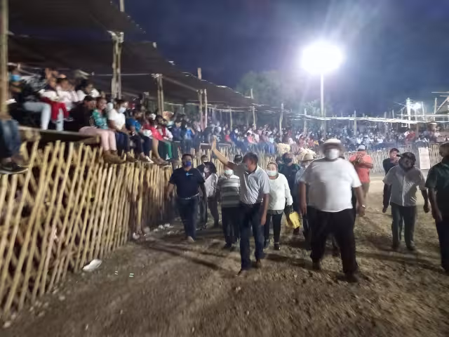 Las redes sociales se llenaron con comentarios en contra la fiesta que armó Renán Jiménez con toros y juegos mecánicos