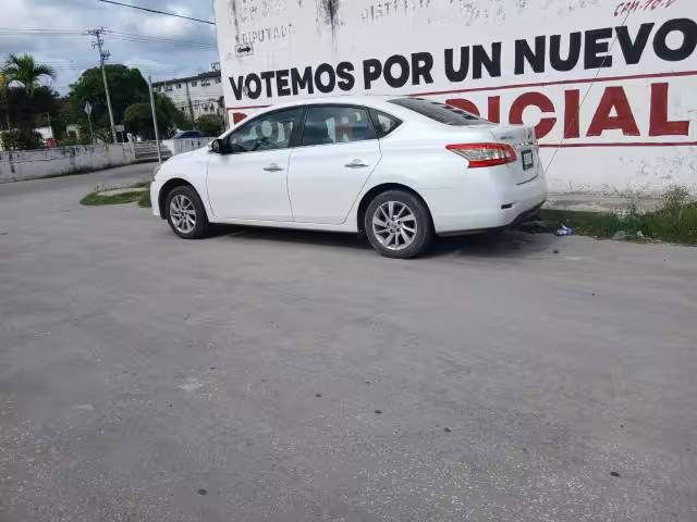 Un joven motociclista fue arrollado por un automóvil Nissan Sentra en la colonia Esperanza de Escárcega.