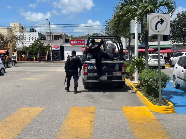 El sospechoso se subió a un vehículo compacto, pero golpeó otro automóvil