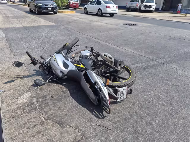 Fuerte accidente en la colonia Morelos deja motociclista sobre el pavimento