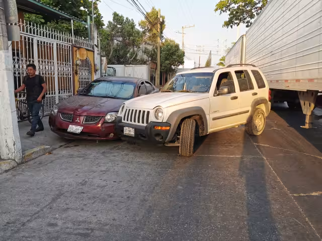 Camioneta Jeep impactó a auto estacionado en Francisco I. Madero.