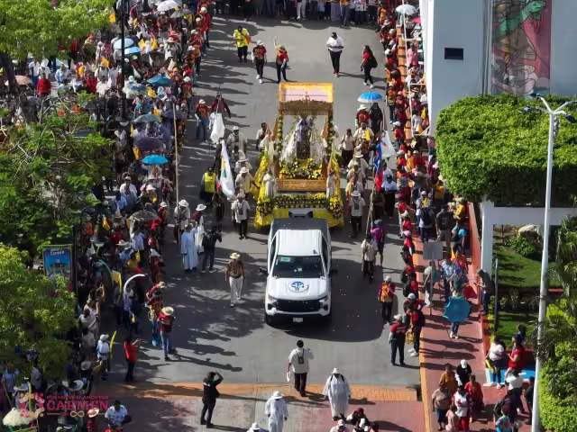 Recorrido terrestre de la Virgen del Carmen congrega a cientos de devotos en la isla