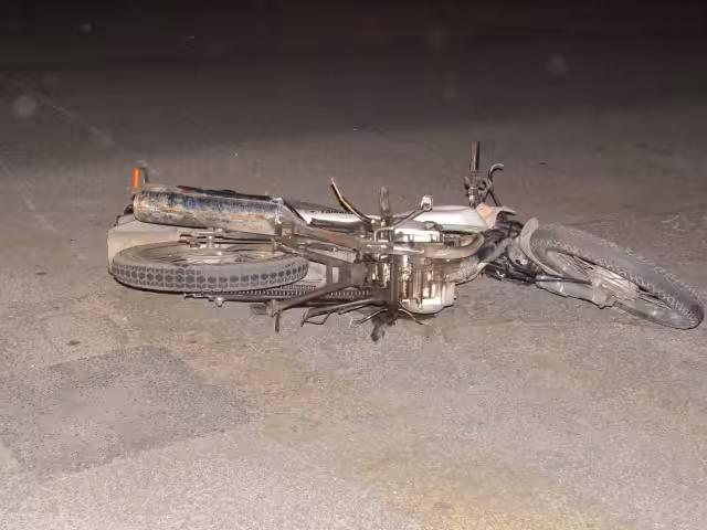La motocicleta terminó tirada en el suelo