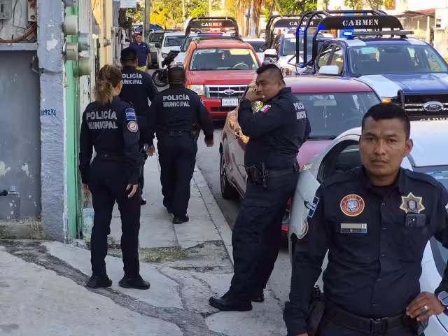 Elementos de la policía acudieron a la colonia Santa Margarita de Mérida tras un conflicto entre tres mujeres en el exterior de un establecimiento
