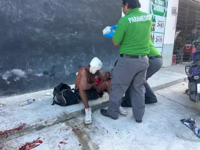 Los paramédicos que respondieron al llamado auxiliaron al adulto mayor.