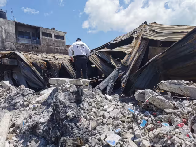 Protección Civil poco puede hacer para mitigar olores de tienda siniestrada en Ciudad del Carmen