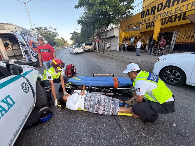 Impacta taxista de Playa del Carmen a una motocicleta
