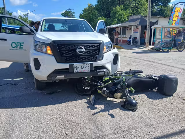 No respetó el alto: camioneta de CFE arrolla a motociclista