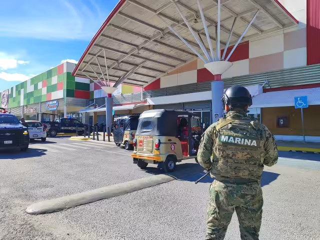 Elementos policiacos y de la Marina llegaron a la tienda de autoservicio.