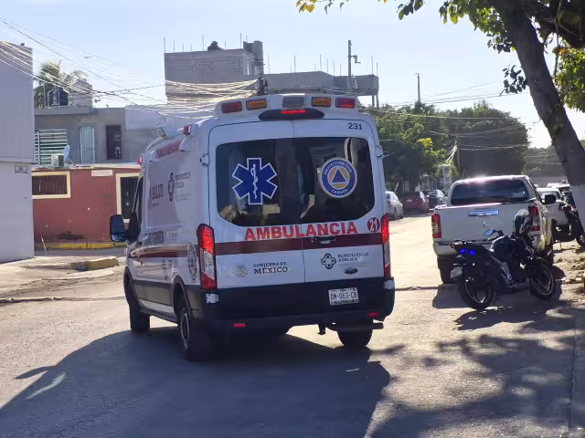 Un hombre con presunta fractura expuesta en la pierna izquierda fue trasladado de urgencia desde un centro de salud.