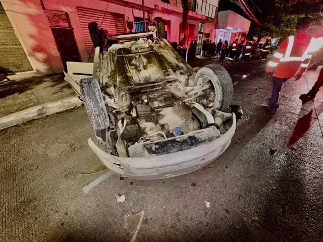 El conductor se subió sobre el camellón central y terminó estrellado contra un árbol antes de volcar