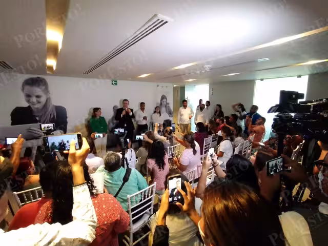 Marcelo Ebrard esperó al Gobernador de Quintana Roo para platicar con la prensa, pero al no llegar, el canciller habló sobre lo pactado en el desayuno con empresarios en Cancún