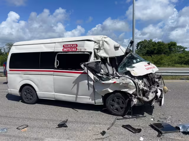 El chofer de la Van del Sindicato de Taxistas de Tulum resultó con lesiones menores traes el choque contra un volquete en la vía saliente de Playa del Carmen
