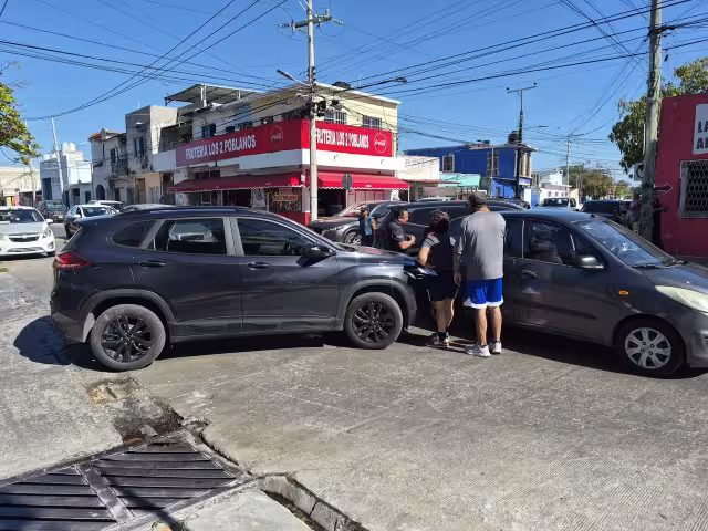 Se registró una colisión entre camioneta y automóvil en la colonia 1 de Mayo.