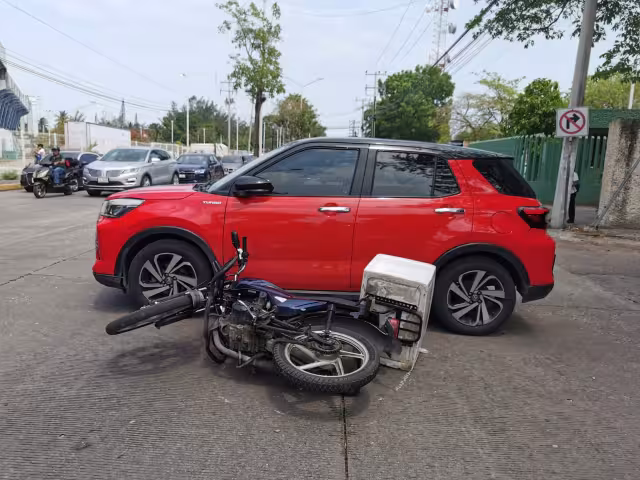 Motociclista termina lesionado al impactar contra una camioneta