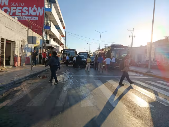 Convenio entre conductores resuelve choque en glorieta de San Pedro