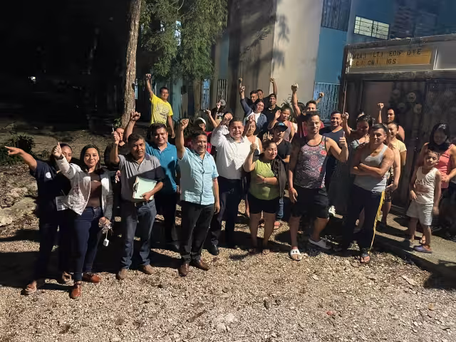 Los manifestantes también se quejan sobre el deterioro de los edificios que entrego Grupo Vivo