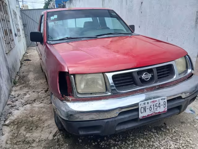 Presuntos ladrones intentaron robar la batería de una camioneta en el centro de Escárcega.