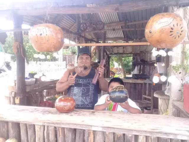 Mario Humberto Cervera Xol, es un habitante de la comisaría de San José, quien vive del tallado