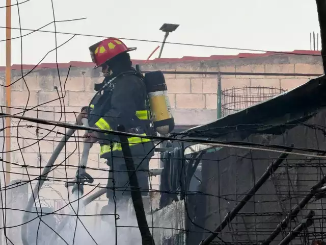 Elementos del cuerpo de bomberos acudieron al sitio para sofocar el fuego y evitar que se extendiera a viviendas aledañas