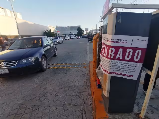 Las autoridades colocaron sellos de clausura en las máquinas del estacionamiento.