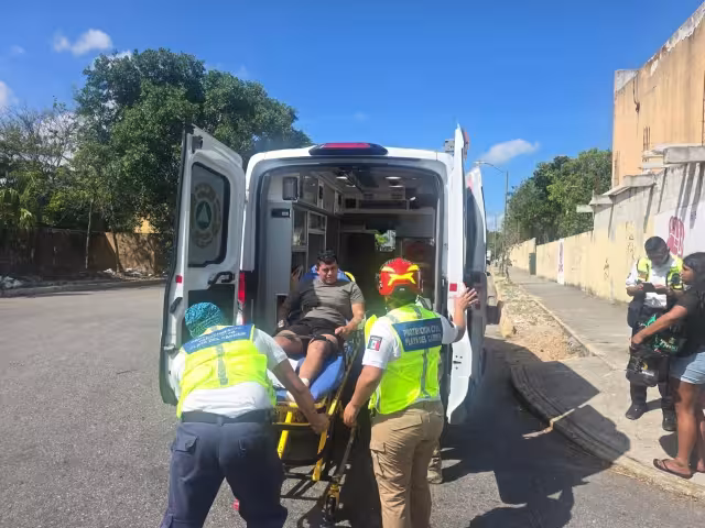 Volkswagen Bora impacta a motociclista en avenida Constituyentes