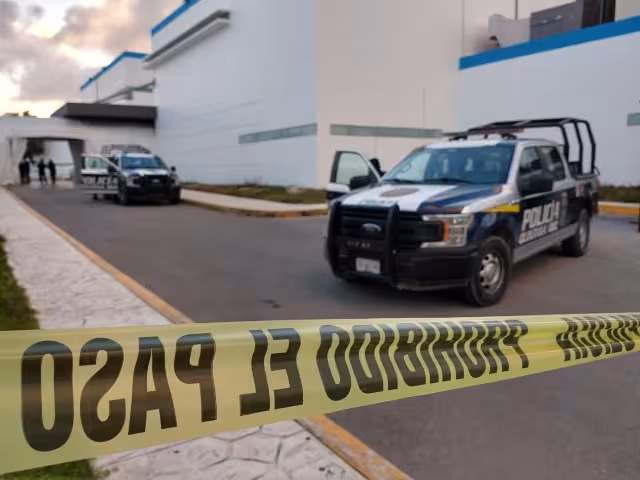 La llegada del delincuente al Hospital General de Cancún fue bajo vigilancia de policías en el sitio, para evitar que se escape una vez recuperado