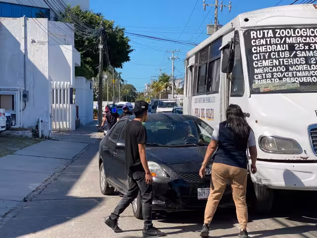 Accidente vial entre camión urbano y automóvil deja daños materiales en Ciudad del Carmen