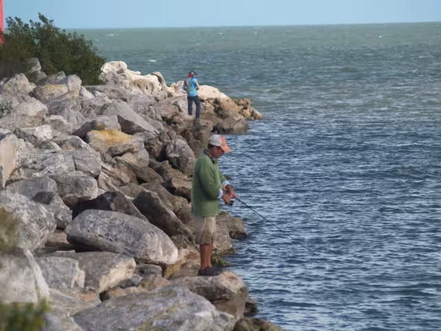 Las cañas cuentan con hilos prensados de 300 metros y se requiere de técnica para poder asegurar la presa; lugareños suelen sacar hasta tres kilos de producto cada uno