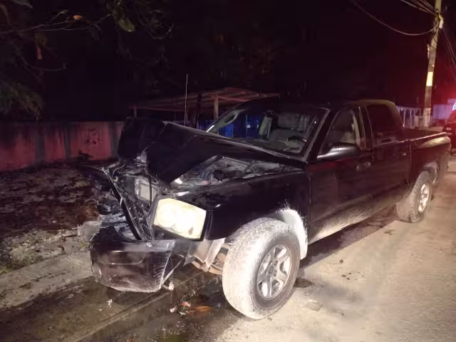 La unidad terminó con daños considerables tras impactarse con un poste en la cabecera municipal de Felipe Carrillo Puerto