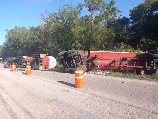 El camión representaba un peligro para quienes transitaban por la carretera a Cancún