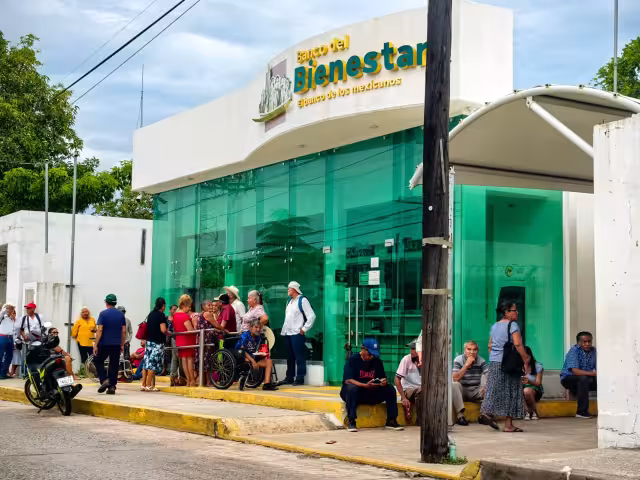 Beneficiarios del Banco del Bienestar en Ciudad del Carmen denuncian deficiencias en el único cajero de la isla.