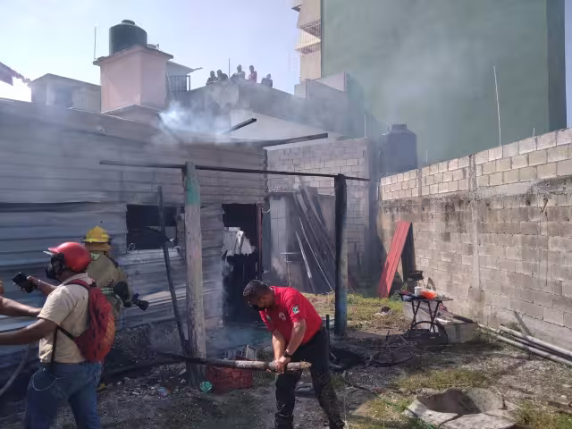Bomberos tardaron 25 minutos en sofocar el incendio