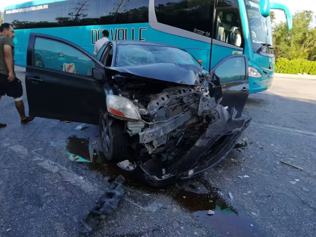 Aparatoso accidente en la Carretera Federal 307 de Cancún