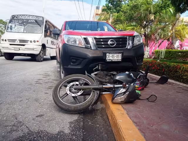 El motociclista logró retirarse antes de ser atropellado
