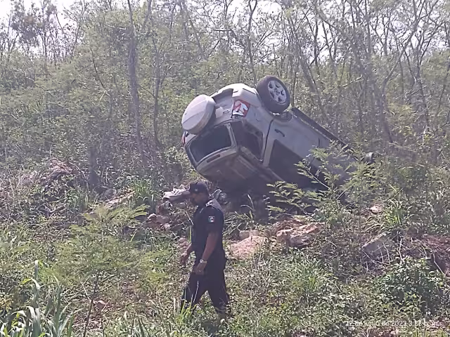 La camioneta dio varias vueltas hasta terminar dentro de la maleza
