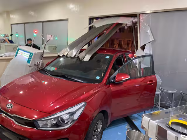 El incidente dejó daños dentro del establecimiento, incluyendo aparatos médicos