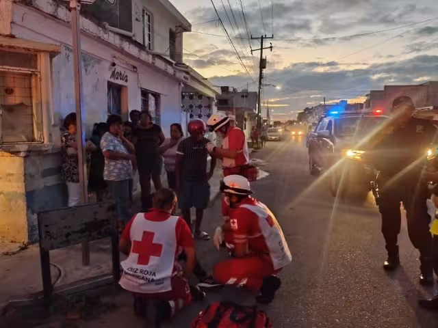 La mujer quedó tendida en la vía pública y atendida por paramédicos