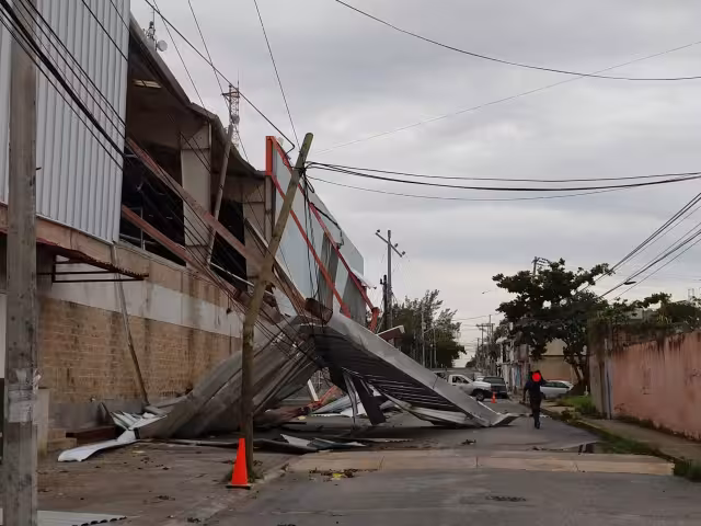 la estructura cayó sobre las líneas de alta tensión logrando vencer dos postes de madera. Foto: Jazmín Rodríguez