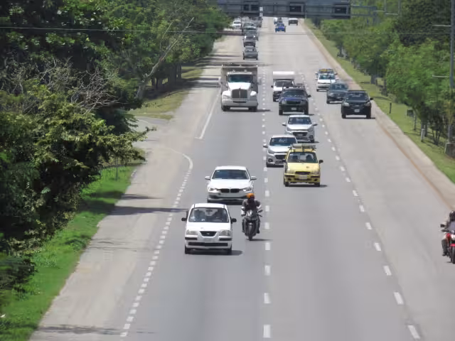 El conductor atropelló a una pareja que viajaba en una motocicleta en el Periférico de Mérida
