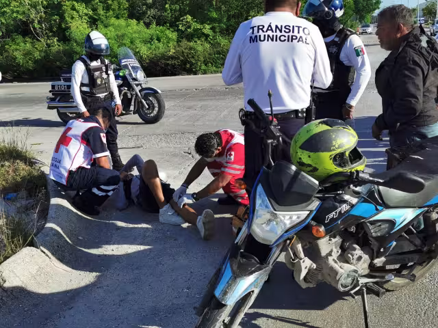 Ambos motociclistas fueron atendidos por la Cruz Roja Mexicana. Foto: Irelis Leal