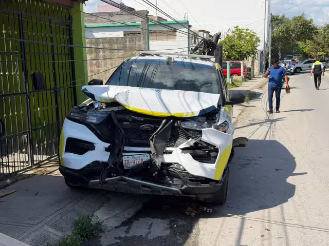 Elementos de la Policía de Cancún sufren accidente de tránsito en Villas del Mar 3