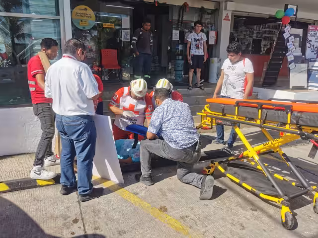 La mujer resbaló cuando bajaba las escaleras