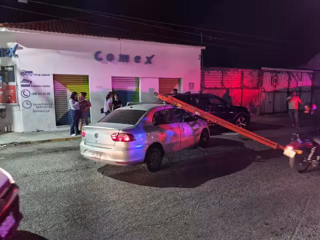 Ebrio conductor provoca choque contra camioneta estacionada en la colonia Centro